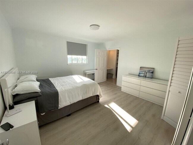 8888 Collins Ave Unit 512