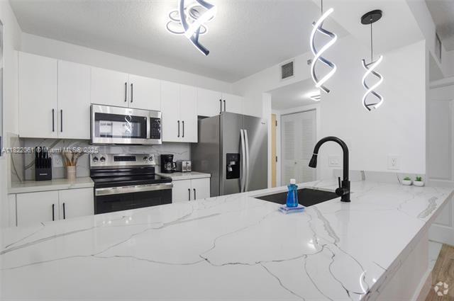 Building Photo - 1200 Brickell Bay Dr Unit 1907 Rental