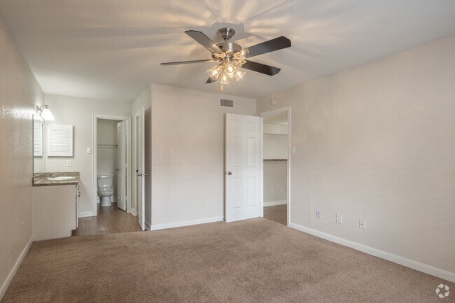 2BR, 2BA - 1040SF