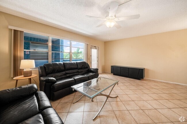 Building Photo - 3011 Lincoln A Rental