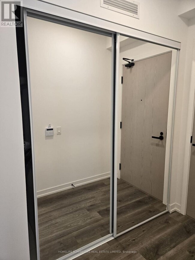 Photo - 8 Interchange Wy Unité 512