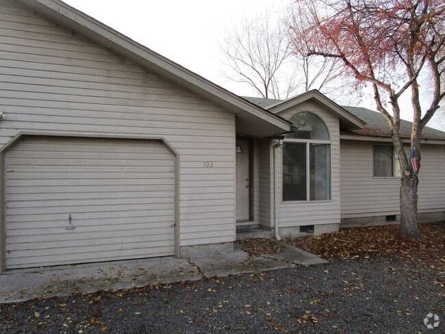 Building Photo - 2 Bedroom Duplex Near Library - Water/Sewe... Rental
