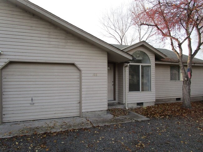 2 Bedroom Duplex Near Library - Water/Sewe... - 2 Bedroom Duplex Near Library - Water/Sewe... House