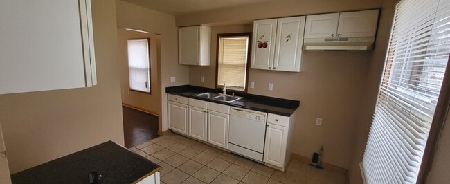 Building Photo - 5738 N 55th Pl