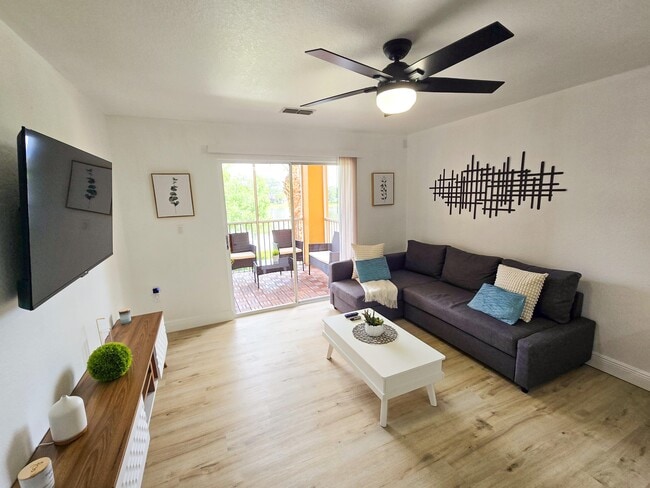 Building Photo - 5447 Vineland Rd Unit 1211 Rental