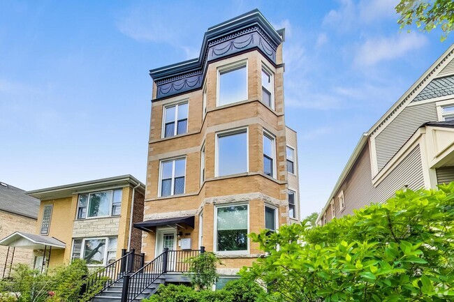 Building Photo - 2733 N Mozart St Unit 3 Rental