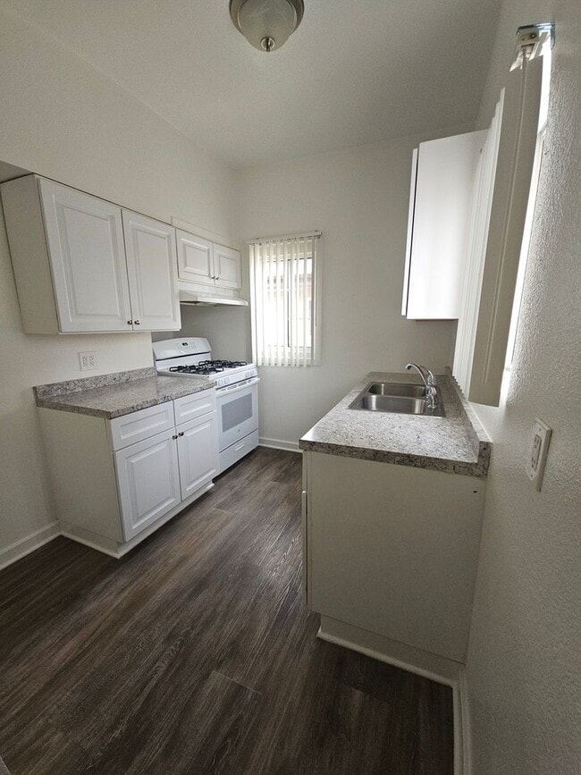 Building Photo - Remodeled 2 Bedroom Unit 11
