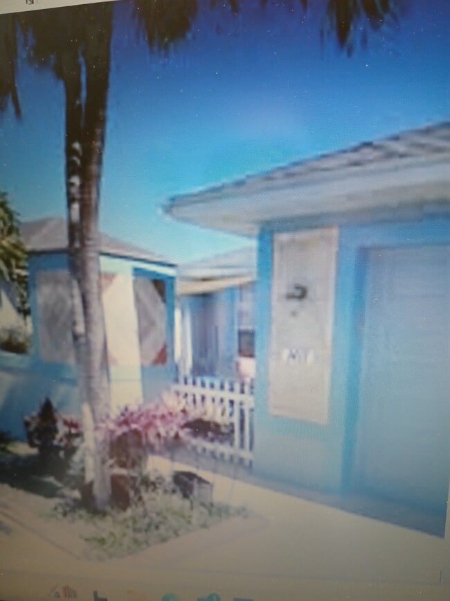 Front entry - 1411 Gleason Pky