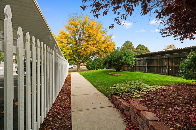 Front Courtyard - 6200 E Iliff Ave