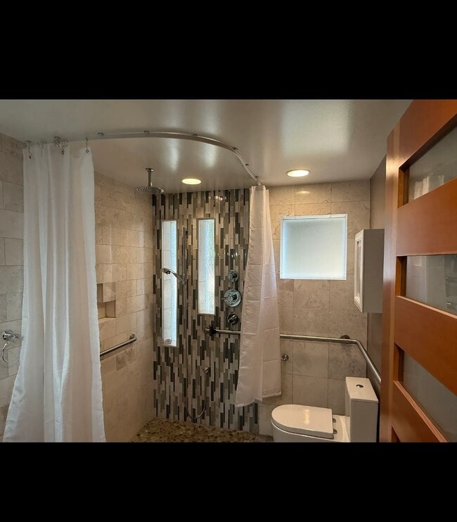 1510 NE 170th St Unit Luxury apartment with large private yard