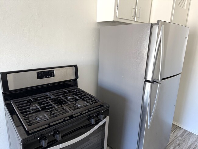 Kitchen with stove and refrigerator - 4445 Murietta Ave Apartamentos Unidad #4 Upstairs