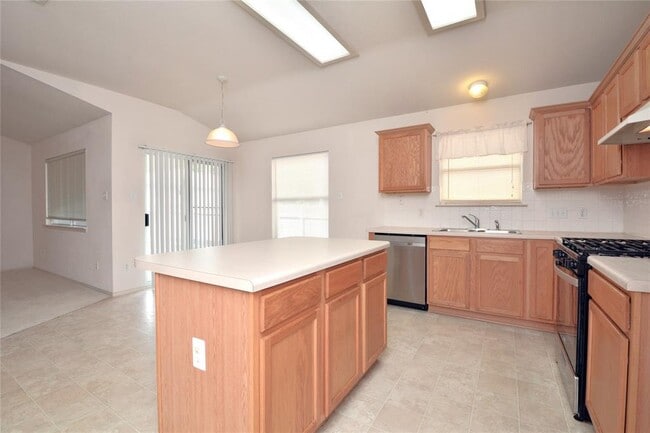 Photo - 718 Settlement St