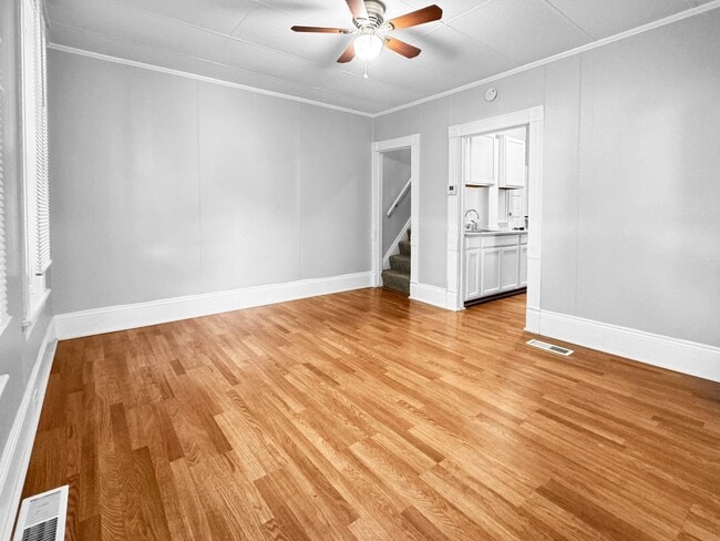 Photo - 301 Spencer St NE