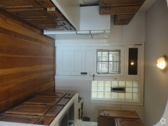 Building Photo - 2542 W Summerdale Ave Rental