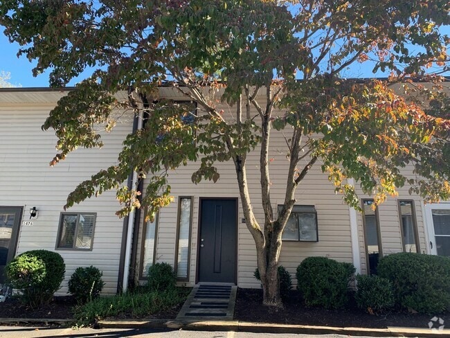 Building Photo - Tenbury Square Townhomes Off Old Forest Road