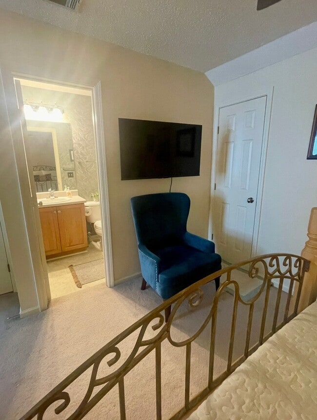 Photo - 214 Foxbury Square