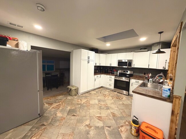 Large storage kitchen - 18619 S State Route D