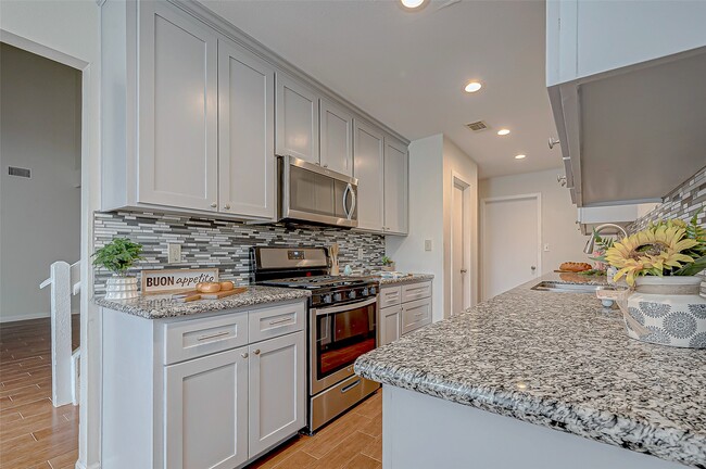 Building Photo - 2022 Highland Hills Dr Rental