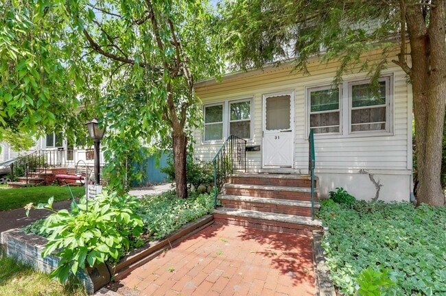 Building Photo - 31 Chestnut St