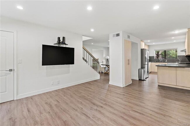 Photo - 5757 Owensmouth Ave