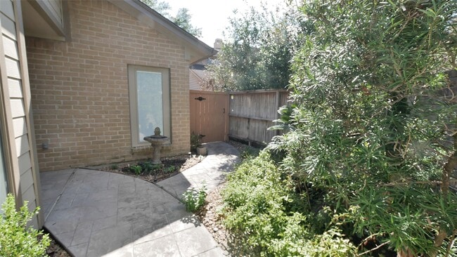 Building Photo - 8003 Oakwood Forest Dr Rental