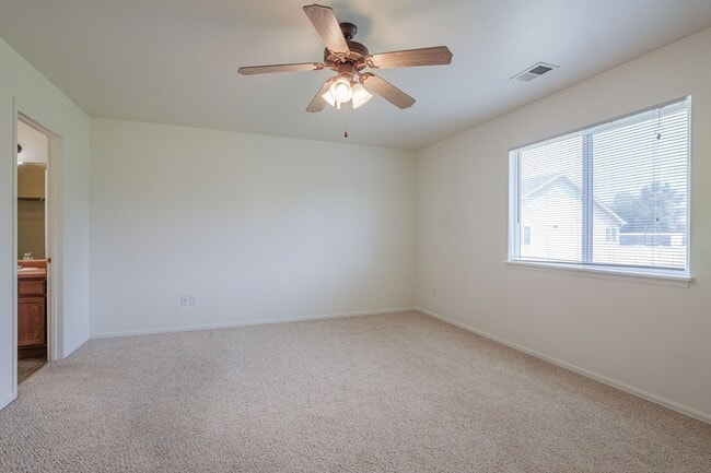 Photo - 102 Kaley St
