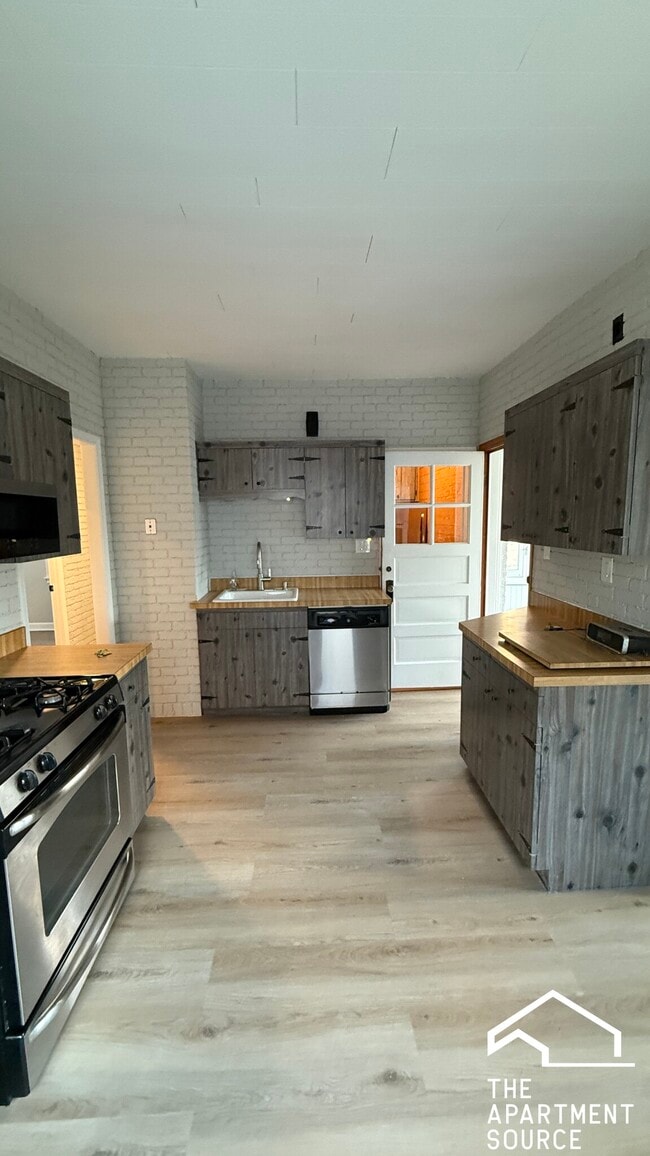 Building Photo - 6614 N Northwest Hwy Unit HSE Rental