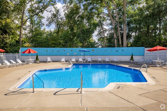Pool - Brownstown Square Apartments