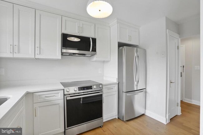 Building Photo - 3200 S 28th St Unit 302