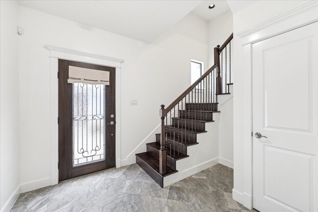 Photo - 830 W 19th St