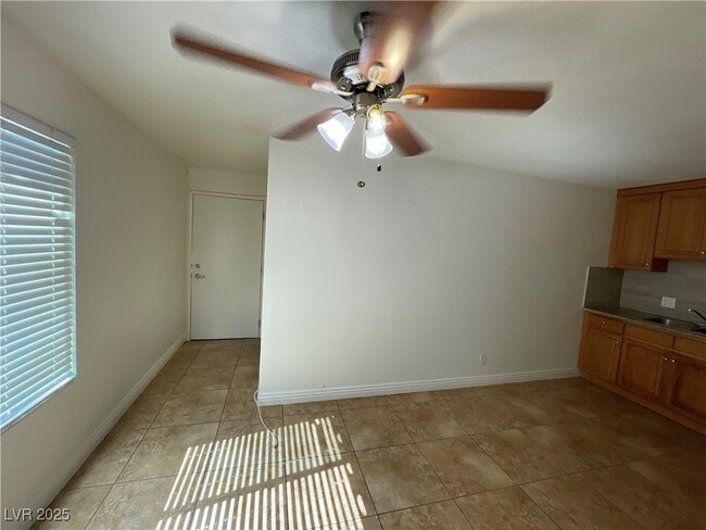 Building Photo - 305 N 10th St Unit 22
