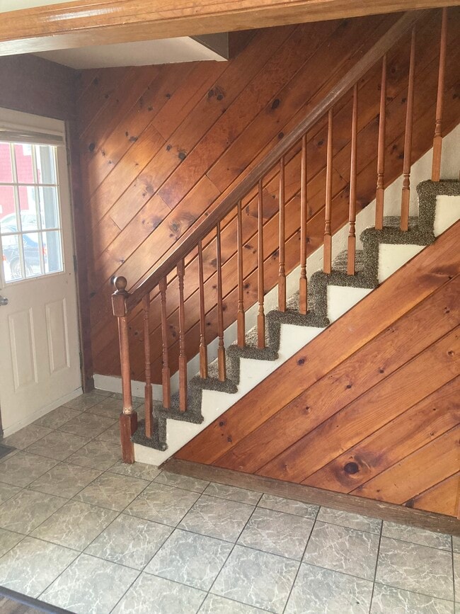 Escaleras con revestimiento de madera - 33 Tyler St Unidad 0