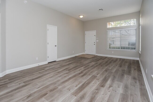 Photo - 806 Zinnia Cir