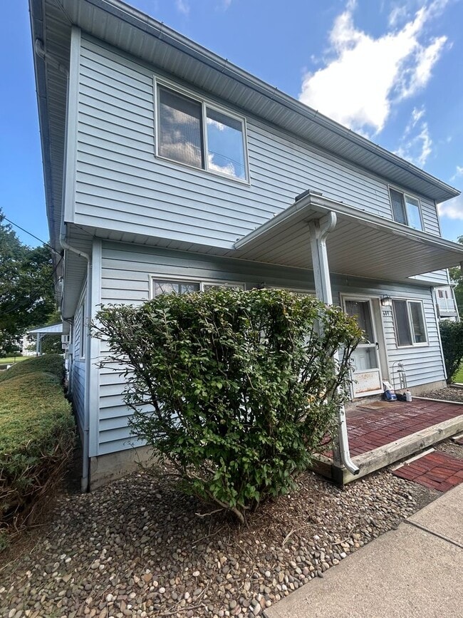 Building Photo - 611 Elmwood St
