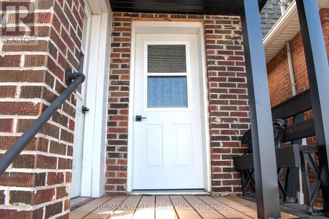 Photo - 365 Silverthorn Ave