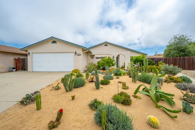 Photo - 885 Peregrine Ln