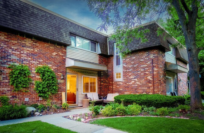 Photo - 531 Longshore Dr