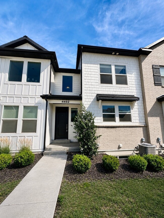 4492 W Watchmen Wy