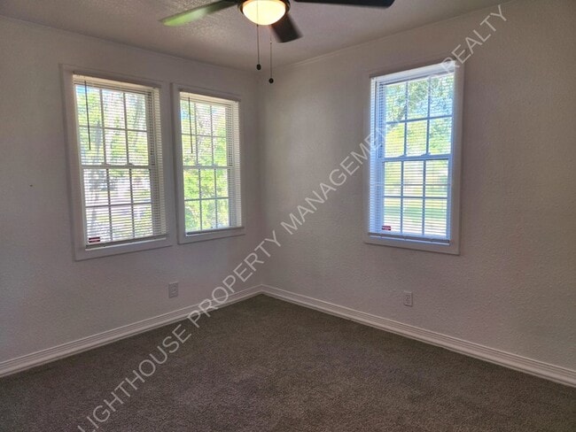 Photo - Charming 2 Bedroom Home With Sunroom And Storage