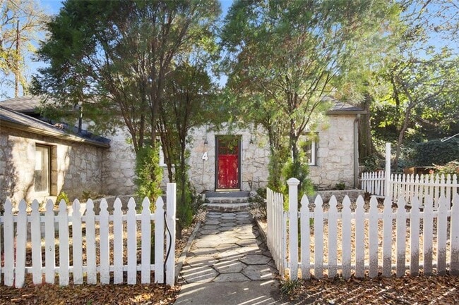 Photo - 653 Somerset Terrace NE