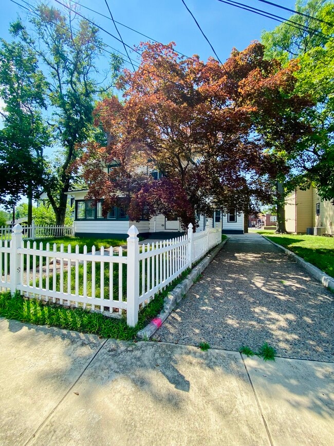 208 Gateway Blvd