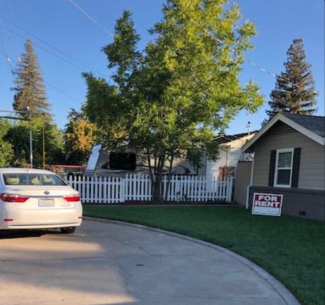 Building Photo - ADORABLE 1 Bedroom Home w/ TONS of Extras!...