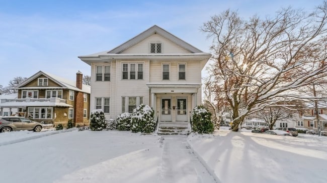 Photo - 996 Pleasant St