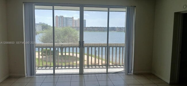 Building Photo - 1591 NE Miami Gardens Dr Unit 205