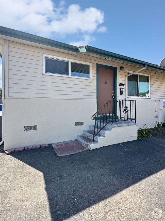 Building Photo - Upgraded Two Bedroom Apartment in 4-Plex Unit 24047