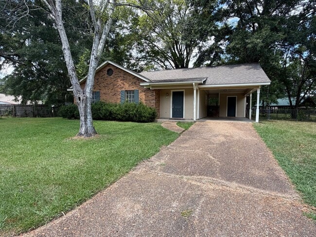 Building Photo - 1695 Ravenwood Ln