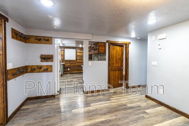 Photo - 477 Colonial Ave Unidad Downstairs