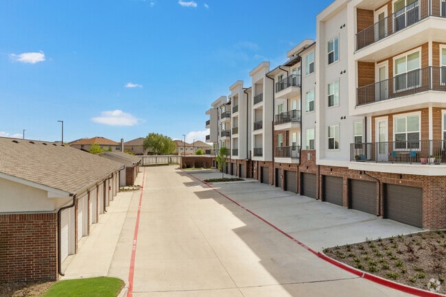 Garajes separados y conectados - The Village at Waxahachie