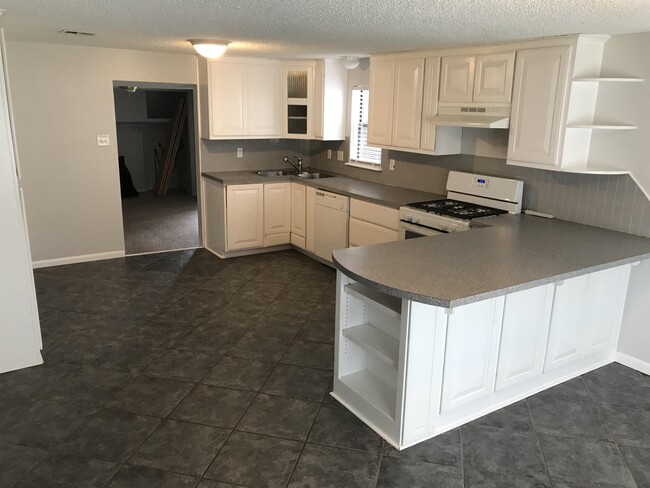 Photo - 1300 N Louisa Ave