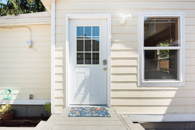 Building Photo - Adorable 1 Bed 1 Bath Cottage, 2 Blocks From Greenlake!